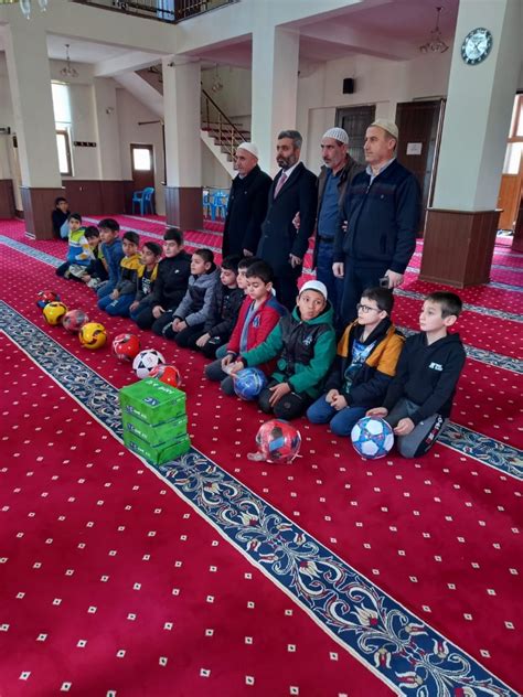 Mardin'de namaz kılan çocuklara ödül